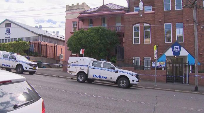시드니 쿠지 유닛 블록에서 시신 발견 A man has been found dead in Coogee. (9News)