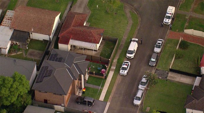 시드니, 엄마가 신생아를 뒷마당에 버려.. 수색 계속 A newborn baby was found abandoned on Girra Road in Blacktown on Friday. (Nine)