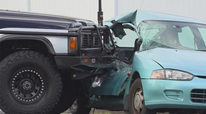 NSW 북부, 두 대의 차량 충돌 사고로 여성 사망 A woman driver died after a two-vehicle collision at Tweed Heads in NSW on April 22, 2023. (Nine)