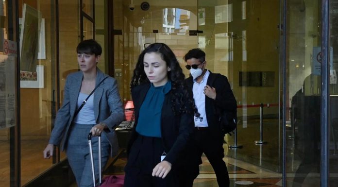 한국 여성 5명 성폭행 혐의 인도계 호주인 2차법정 Balesh Dhankhar (right) leaves Downing Centre court on Wednesday.CREDITKATE GERAGHTY