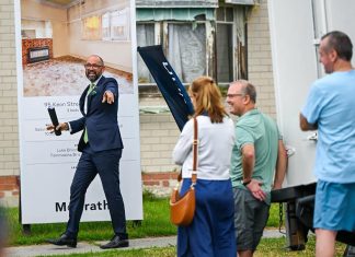 시드니 “이사 원해도 할 수 없어!” Brizzi said both bidders could see the potential in the home. CREDITJOE ARMAO