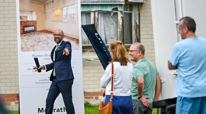 시드니 “이사 원해도 할 수 없어!” Brizzi said both bidders could see the potential in the home. CREDITJOE ARMAO