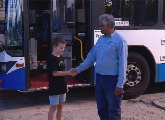 NSW 버스 기사 인종 차별을 당해 Brock Keena, who's 11 years old, was sitting on the front seat of a bus when driver Sanjay Patel was racially abused. (Nine)