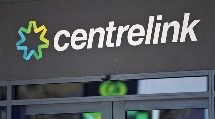 ‘사기인 줄 알았다’ : 2년 후 코로나19 구호금을 받은 NSW 남성 Centrelink told Matt his $600 pandemic relief payment from July 2021 would be sent to his bank account within 48 hours. (AAP)