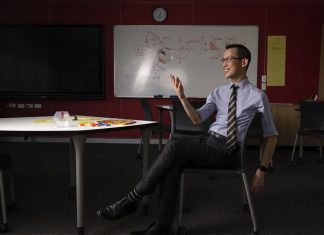 “걱정하지마! 나도 수학 성적이 좋은 적 없었어!” 이런 조언하는 부모라면 낙제점 Eddie Woo in a maths classroom at Cherrybrook Technology High School.CREDITLOUISE KENNERLEY