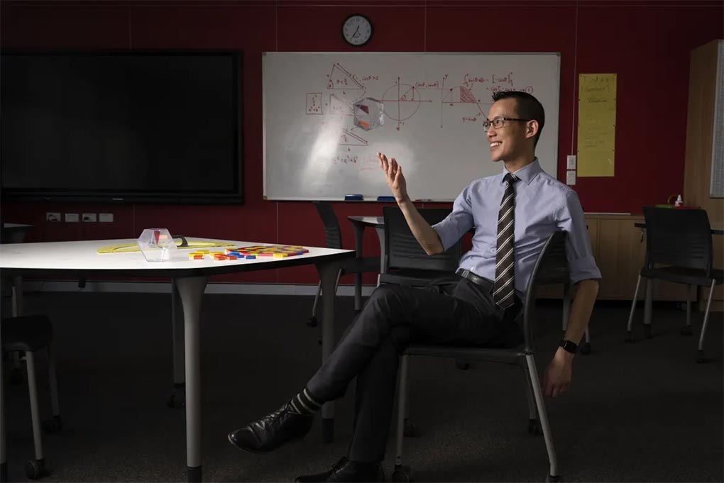 Eddie Woo in a maths classroom at Cherrybrook Technology High School.CREDITLOUISE KENNERLEY