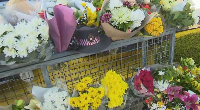 NSW 살해된 구급 대원의 아버지, ‘스티븐 법’ 촉구 Flowers were laid at Campbelltown McDonald's after Tougher's alleged murder. (Nine)