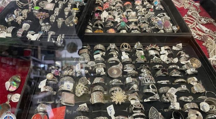 NSW $100,000 이상의 보석 도난 사건 Jewellery worth $100,000 was stolen from an antiques shop in a small NSW town over Easter, leaving the business owner devastated. (Supplied)-