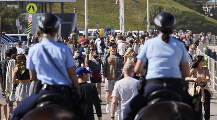 NSW 검토 중인 코로나19 벌금, 법원 소송 More than 60,000 COVID-19 fies were handed out in NSW. (Brook Mitchell)