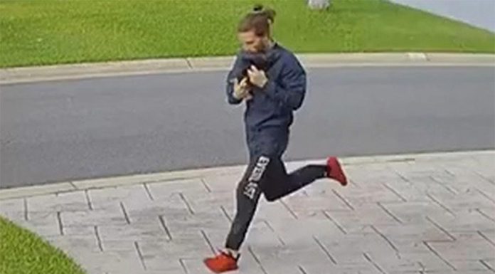 18세 여성, NSW 가정 침입 성추행 당해 Police wish to speak to this man over an alleged break-in and sexual assault. (Nine)