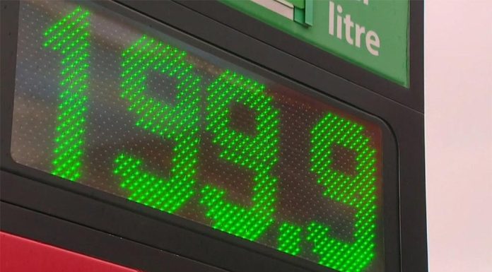 호주 휘발유 가격, 안작 데이 주말까지 높게 유지 예상 Sydney has the highest price on unleaded petrol in Australia, averaging $2 per litre with some petrol stations charging as much as $2.11L. (9News)