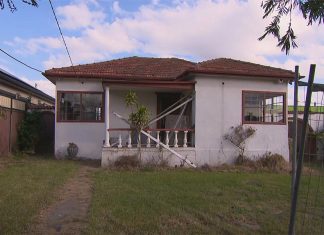 ‘거주 불가’ 시드니 그린에이커 임대주택, 리모델링 대가로 무료 제공 The Greenacre home being offered to rent for free if tenants renovate the property. (Nine)-2