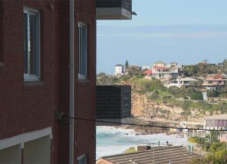 60% 이상 임대료 인상, 타격을 입은 NSW 세입자들 소송 제기 The unit block has views of the ocean at Tamarama. (Nine)
