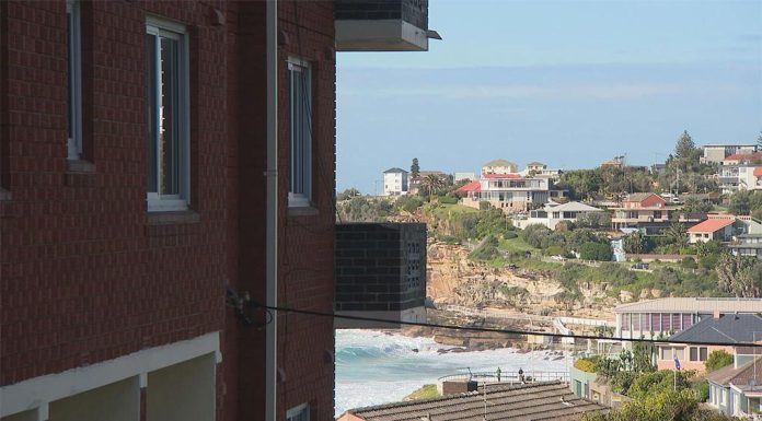 60% 이상 임대료 인상, 타격을 입은 NSW 세입자들 소송 제기 The unit block has views of the ocean at Tamarama. (Nine)