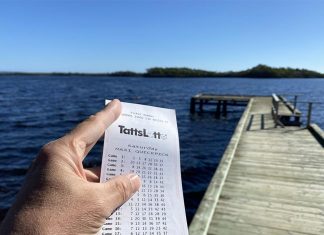 2년 만에 백만 달러의 로또 상금을 청구하는 NSW 여성 A Lake Macquarie mother has claimed a $1 million prize nearly two years after the lottery was drawn. (Supplied)