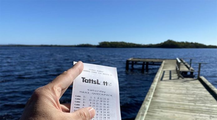 2년 만에 백만 달러의 로또 상금을 청구하는 NSW 여성 A Lake Macquarie mother has claimed a $1 million prize nearly two years after the lottery was drawn. (Supplied)