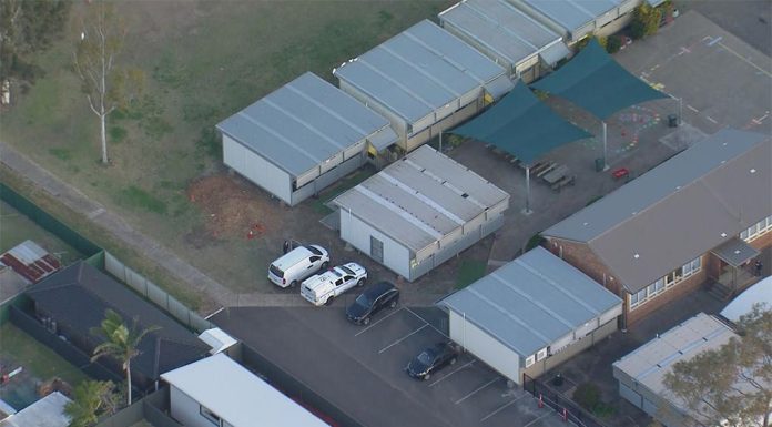 시드니 초등학교 교실 창문에 총알이 날아 들어와 A bullet has gone through a window at Macquarie Fields Public School. (Nine)