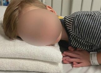 애들레이드 병원에는 베개가 없다? A sick child has spent hours without a pillow at an Adelaide hospital.The Chief Executive of SA Health, Dr Robyn Lawrence, claims there were new staff rostered on at the Women's and Children's Hospital and they were unable