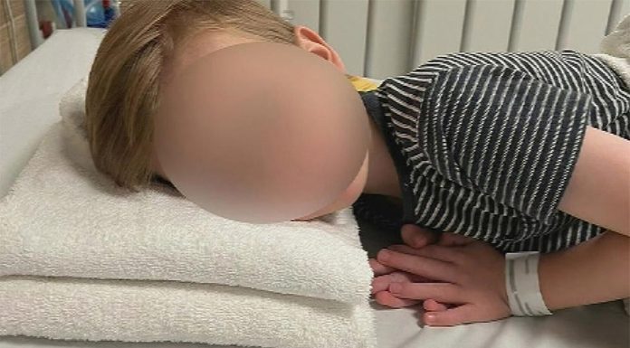 애들레이드 병원에는 베개가 없다? A sick child has spent hours without a pillow at an Adelaide hospital.The Chief Executive of SA Health, Dr Robyn Lawrence, claims there were new staff rostered on at the Women's and Children's Hospital and they were unable