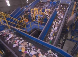 호주 최대 규모의 시드니 재활용 공장 내부를 들여다보다 Around ten percent of the items placed inside our household yellow bins don't actually belong there. (9News)