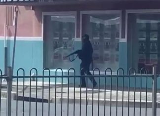 울릉공 남성, 농성 중 가짜 폭탄 소지, 테러리스트가 아닌 정신질환자 Fleming was dressed in black combat fatigues, armed with a rifle and a gel blaster, pretending a silver briefcase was a bomb. (Nine)