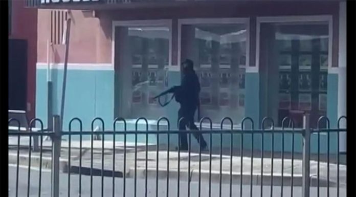 울릉공 남성, 농성 중 가짜 폭탄 소지, 테러리스트가 아닌 정신질환자 Fleming was dressed in black combat fatigues, armed with a rifle and a gel blaster, pretending a silver briefcase was a bomb. (Nine)