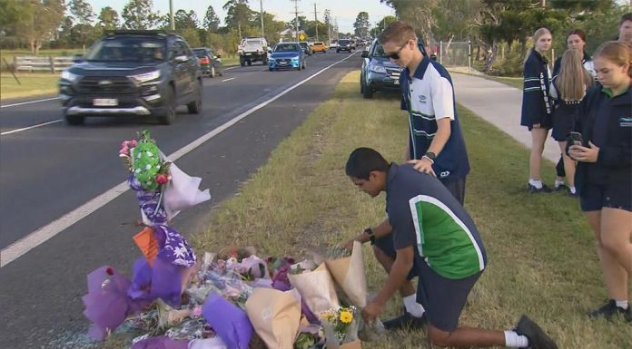 브리즈번 북쪽, 13세 소년이 불법 운전으로 3명의 목숨을 앗아가 Flowers laid at the scene of the crash, north of Brisbane on the Fraser coast of Queensland. (Nine)