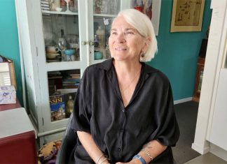 NSW 네 자녀 살해혐의로 수감 중인 캐슬린 폴빅, 석방 기대 Helen Cummings is a long-time campaigner and supporter of Kathleen Folbigg. (NBN)