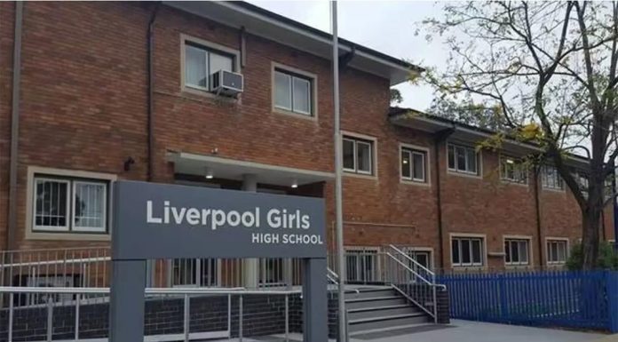 NSW 12개 공립고교 온 라인 수업전환 Liverpool Girls High School has reverted to remote learning for years 9, 10 and 11 for several days this week.