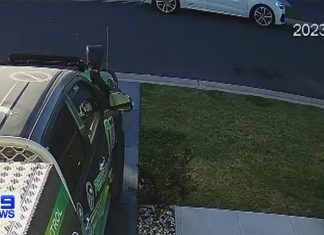 시드니 서부, 총격 사건을 보여주는 새로운 CCTV 영상 발견 New footage of the killers who shot dead a student in Sydney's west shows them waiting out the front of a family home. (Nine)