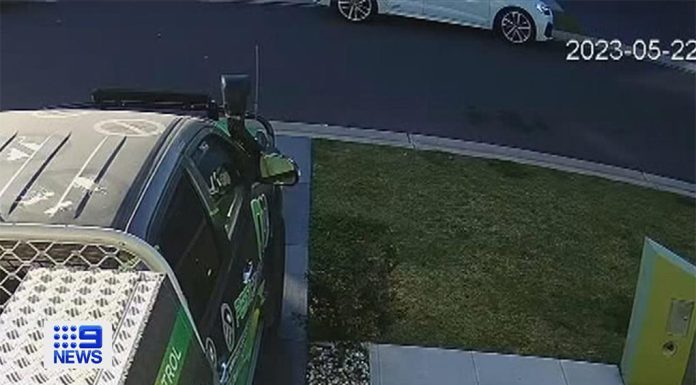 시드니 서부, 총격 사건을 보여주는 새로운 CCTV 영상 발견 New footage of the killers who shot dead a student in Sydney's west shows them waiting out the front of a family home. (Nine)