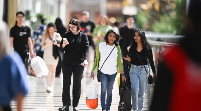 호주 ‘주거 고공 임대비’ 30대 궁핍 쇼핑 궁색 Shoppers at the weekend doing some retail therapy ahead of Christmas.CREDITJOE ARMAO