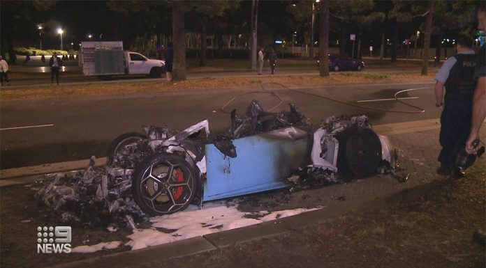 시드니 올림픽 파크, 고가의 람보르기니가 ‘녹아내렸다’ The Lamborghini melted to the road in the fire. (Nine)