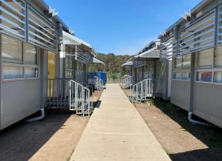 NSW 시드니 북서부 초등학교 입학정원 두 세 배 초과 The Ponds High School had more than 44 demountables in October last year.CREDIT