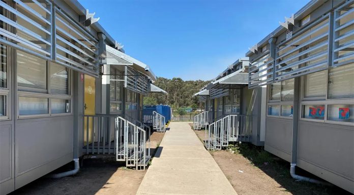 NSW 시드니 북서부 초등학교 입학정원 두 세 배 초과 The Ponds High School had more than 44 demountables in October last year.CREDIT