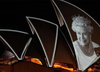 NSW 총리, 찰스 대관식, 오페라 하우스에 점등 안 한 결정 옹호 The Sydney Opera House sails were illuminated with an image of Queen Elizabeth II when she died. (AP)