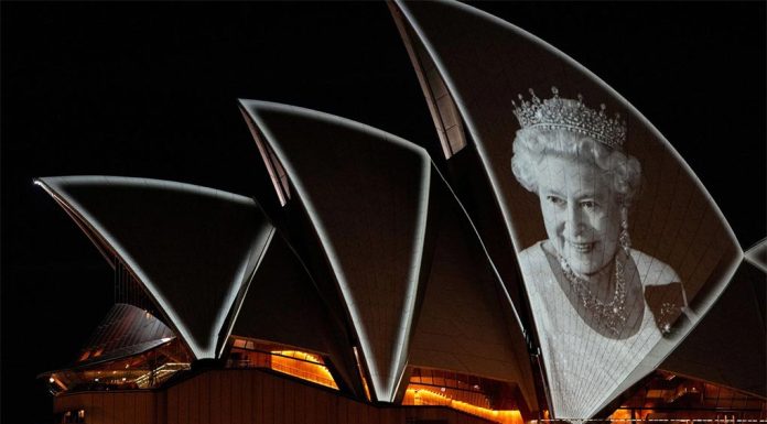 NSW 총리, 찰스 대관식, 오페라 하우스에 점등 안 한 결정 옹호 The Sydney Opera House sails were illuminated with an image of Queen Elizabeth II when she died. (AP)