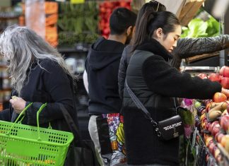 2023 -24 연방 예산안 : 노동당 올해 회계연도 42억달러 흑자기록 The government claims its cost-of-living relief measures will reduce inflation, but some economists have cast doubt on this claim.CREDITPENNY STEPHENS