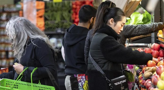 2023 -24 연방 예산안 : 노동당 올해 회계연도 42억달러 흑자기록 The government claims its cost-of-living relief measures will reduce inflation, but some economists have cast doubt on this claim.CREDITPENNY STEPHENS