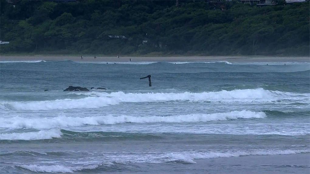 The shipwreck can be seen poking out of the waves at Belongil beach. (9News)