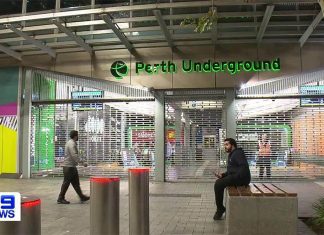 장애인 남성, 퍼스 기차역에 구금된 후 사망 9News understands the man became extremely aggressive and attempted to hit one of the officers at the station. (Nine)