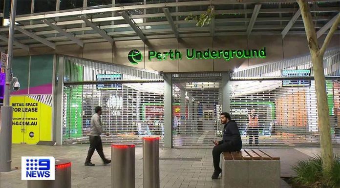 장애인 남성, 퍼스 기차역에 구금된 후 사망 9News understands the man became extremely aggressive and attempted to hit one of the officers at the station. (Nine)