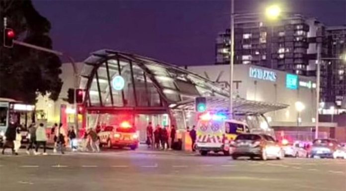 십대 5명, 맥쿼리파크 기차역 주변에서 칼부림 혐의로 기소 A teenage boy has been allegedly stabbed at Macquarie University train station in Sydney. (9News)