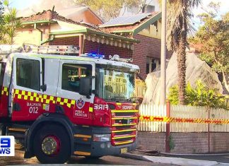 시드니 노부부, 화재로 40년 살던 집 잃다 An elderly couple escaped from their burning home in Sydney with just two photo albums and their mobile phone. (Nine)