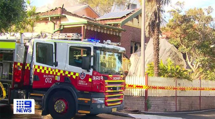 시드니 노부부, 화재로 40년 살던 집 잃다 An elderly couple escaped from their burning home in Sydney with just two photo albums and their mobile phone. (Nine)