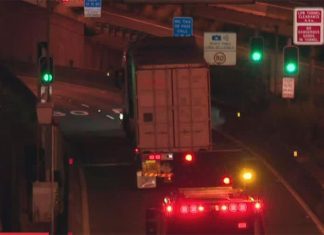 높이 초과 트럭이 시드니 하버 터널을 두 번 막다 An over-height truck has blocked the Sydney Harbour Tunnel for the second time today. (Nine)