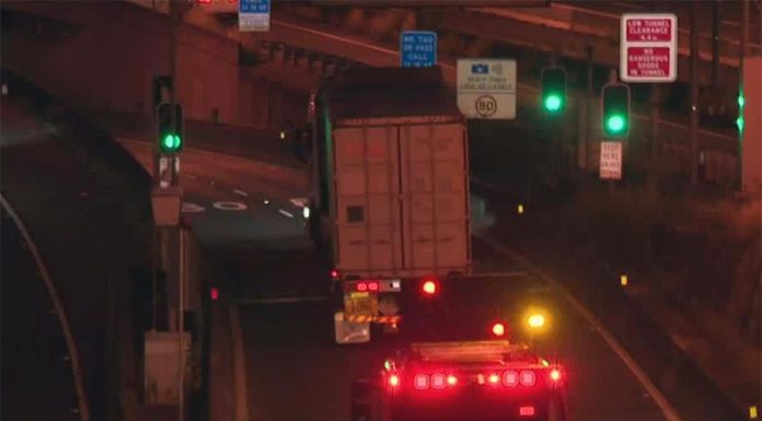 높이 초과 트럭이 시드니 하버 터널을 두 번 막다 An over-height truck has blocked the Sydney Harbour Tunnel for the second time today. (Nine)
