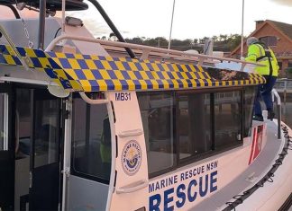 실종된 다이버, NSW 남해안 암벽에서 안전하게 발견 Marine Rescue NSW crews resume search for missing diver near Eden. (Supplied)