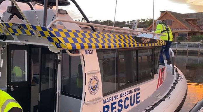 실종된 다이버, NSW 남해안 암벽에서 안전하게 발견 Marine Rescue NSW crews resume search for missing diver near Eden. (Supplied)