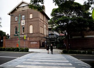 NSW 학부모 스쿨 존 불법주차 카운슬 집중 단속 More council rangers will be deployed around SCEGGS Darlinghurst in a bid to address simmering conflict over traffic congestion.CREDITEDWINA PICKLES